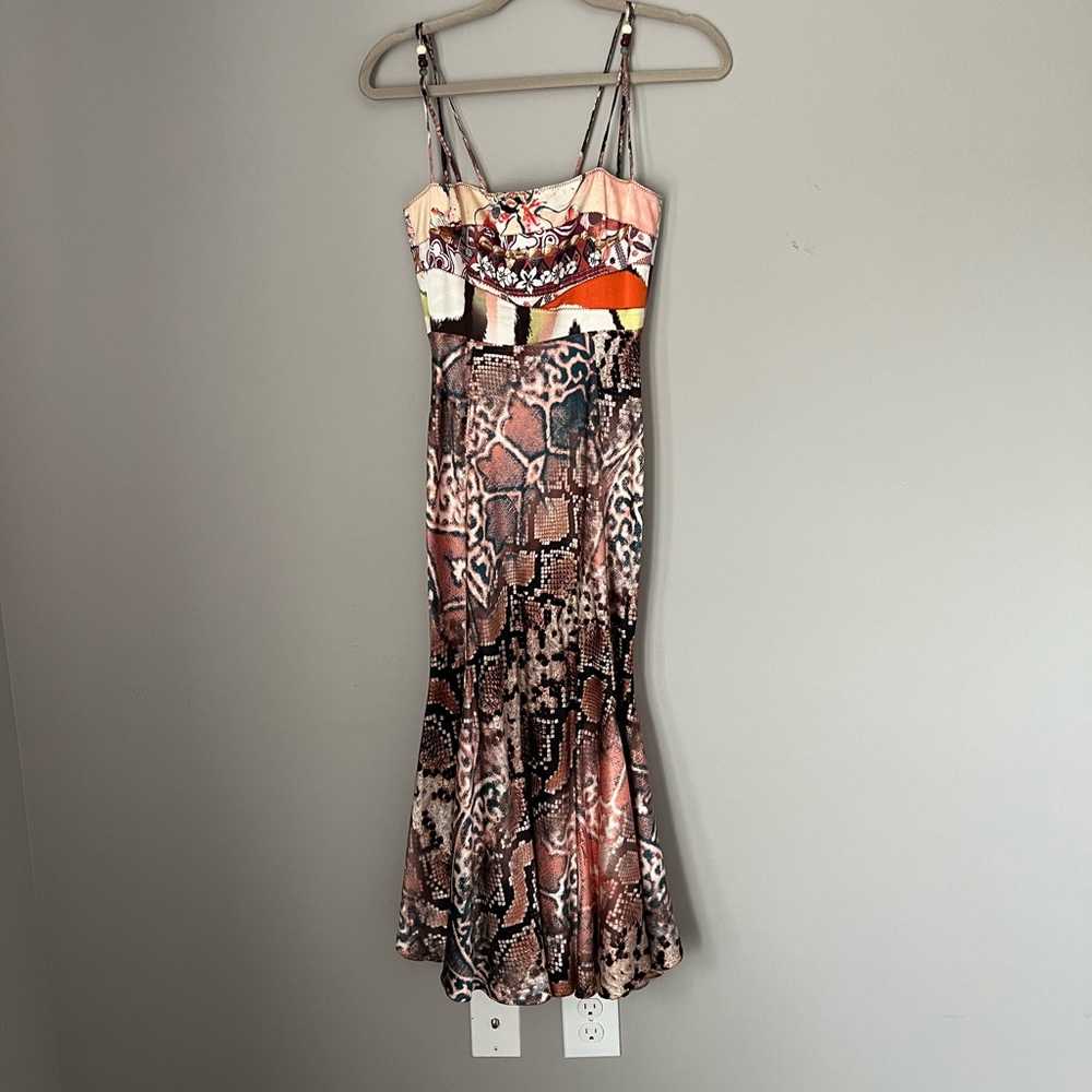 Size 40 and fits like a 2! Wore this a few times and got tons of compliments!💕